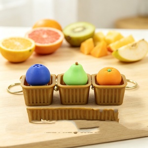 Ensemble de porte-clés fruits imprimés en 3D : orange, pomme, framboise, tomate, poire, petit panier marron, styles variés, unisexe - Product Image 5