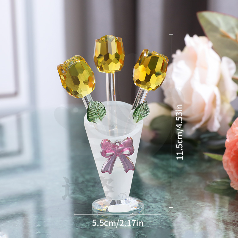 Jarrón con 3 rosas amarillas pequeñas.