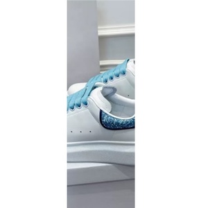 Sneakers de luxe en cuir blanc avec paillettes bleues, chaussures décontractées à lacets bleues brillantes à semelle épaisse - Product Image 2