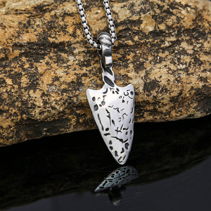 Yunnique – collier rétro avec pendentif épée en acier inoxydable pour hommes, avec motif de rune triangulaire, accessoires de bijoux cadeaux - Product Image 3