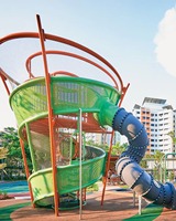 Structure de jeu extérieure commerciale pour enfants avec filet d'escalade sphérique géant, cadre en acier inoxydable et toboggan en tube spiralé, taille personnalisable