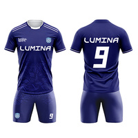 Seragam Sepak Bola Dewasa Unisex Custom, Set Olahraga Lengan Pendek Bahan Polyester Fiber Cepat Kering dengan Cetakan Heat-Transfer untuk Musim Panas