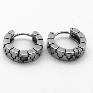 Boucles d'oreilles Huggie Rétro Moto yunnique en Acier Titane à Motif Géométrique, Clous d'oreilles, Usine de Guangzhou - Product Image 1