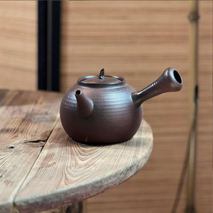 Tetera Kyusu <span class=keywords><strong>de</strong></span> 650 ml, hecha a mano, <span class=keywords><strong>de</strong></span> <span class=keywords><strong>arcilla</strong></span> púrpura, con asa lateral y colador <span class=keywords><strong>de</strong></span> cerámica para té verde y Oolong en hojas sueltas - Product Image 1