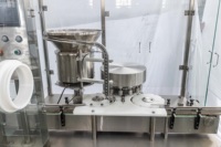 Machine de remplissage, de formage et de scellage entièrement automatique à 4 têtes pour flacons en verre de 1-2 ml, 5-10 ml et 20 ml, pour liquides aseptiques