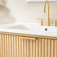 Meuble-lavabo de salle de bain en chêne clair de 36 pouces avec quincaillerie dorée, portes cannelées, vasque en céramique intégrée et armoire à pharmacie miroir assortie