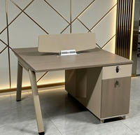 Bureau de travail et poste informatique contemporains, mobilier de bureau, ensemble bureau et chaise pour employés