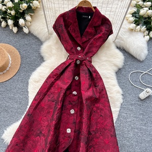 Robe de soirée élégante en satin, coupe trapèze, longueur genou, manches courtes, motif floral, collection 2026 - Product Image 5