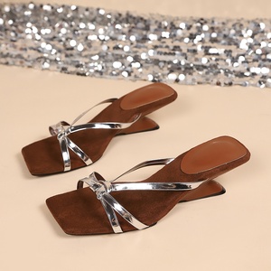 Sandali con <span class=keywords><strong>zeppa</strong></span> da donna, versatili, <span class=keywords><strong>argento</strong></span> lucido, con cinturino sottile annodato, unici, per il tempo libero e le serate fuori. - Product Image 1