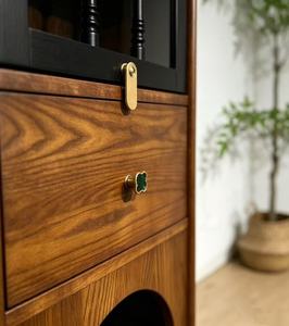 Mueble de Almacenamiento para Sala de Estar, Diseño Moderno de Mediados de Siglo, Gabinete Alto de Madera Sólida con 2 Cajones y Estante Arqueado - Product Image 3