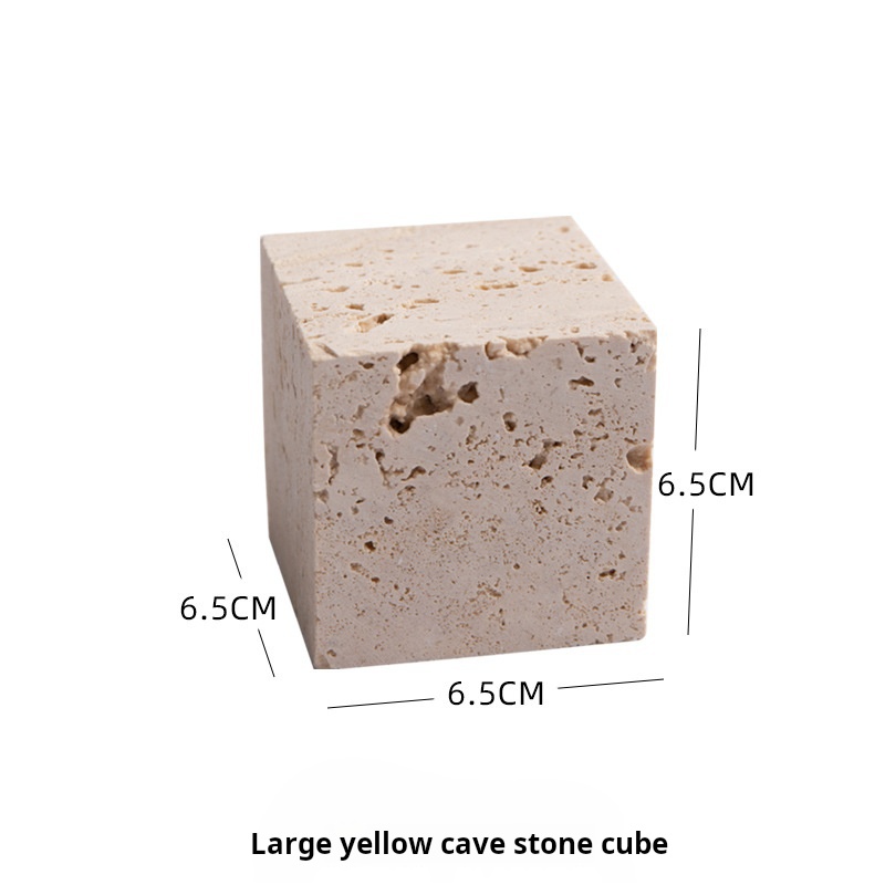 Grande cubo di pietra giallo grotta