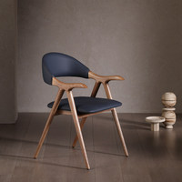 Chaise de salle à manger en bois de frêne massif de style nordique italien avec accoudoirs et dossier en cuir pour la maison et les restaurants