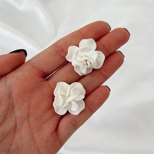 <span class=keywords><strong>Orecchini</strong></span> da sposa con petali di porcellana bianca <span class=keywords><strong>orecchini</strong></span> floreali in <span class=keywords><strong>argilla</strong></span> <span class=keywords><strong>polimerica</strong></span> a mano romantici gioielli da sposa - Product Image 5