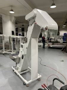 Convoyeur à bande transporteuse à cascade pour <span class=keywords><strong>l</strong></span>'alimentation, la quantité d'alimentation est supérieure à <span class=keywords><strong>80</strong></span> par minute pour <span class=keywords><strong>les</strong></span> bouchons <span class=keywords><strong>de</strong></span> bouteilles et <span class=keywords><strong>les</strong></span> clous - Product Image 2