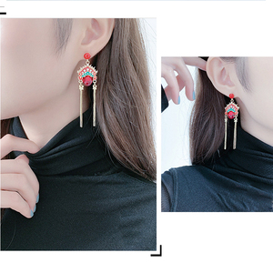 Originale in metallo retrò Peking <span class=keywords><strong>Opera</strong></span> CNY Chili lanterna orecchini da <span class=keywords><strong>donna</strong></span> stile tradizionale con tecnica smaltata - Product Image 2