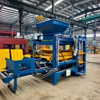 Machine de fabrication de blocs hydraulique entièrement automatique produisant des briques creuses en béton et des pavés emboîtables pour les projets de construction