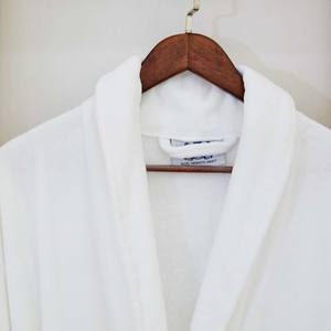 Albornoz de calidad superior suave y cómodo Albornoz de algodón de rizo con logotipo bordado - Product Image 2