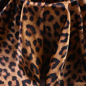 Tissu imprimé <span class=keywords><strong>léopard</strong></span> à prix de gros usine, tissu satiné à motif <span class=keywords><strong>léopard</strong></span> imprimé sur mesure - Product Image 3
