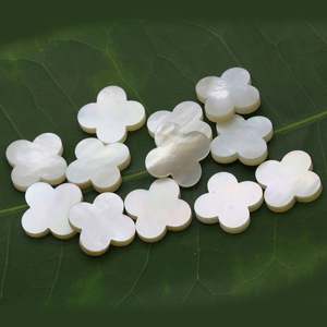 Prêt à expédier trèfle à quatre feuilles coquille blanche sculpté à la main trèfle nacre pour bijoux - Product Image 4
