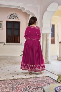 Robe Anarkali Kurti élégante en faux georgette avec tissu doux et travail complexe, look moderne et traditionnel pour les fêtes et les mariages - Product Image 3