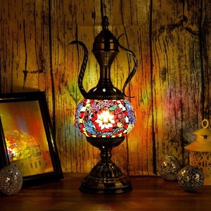 Lampe de table en mosaïque marocaine turque artisanale de Marrakech, lampe à thé en verre coloré, lampe d'Aladin avec base en bronze - Product Image 1
