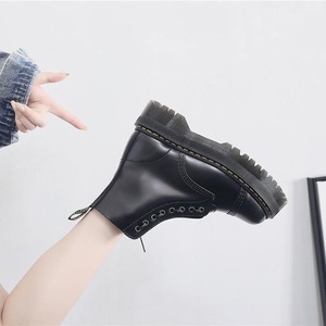 Dos pares de botas de locomotora de suela gruesa con 8 orificios y cremalleras frontales para Europa y América, botines cortos de estilo inglés para mujer. - Product Image 1