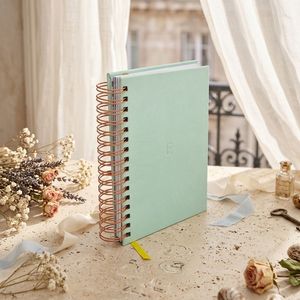 Services d'impression de carnets personnalisés écologiques A5 à spirale avec couverture rigide, papier ligné de 7 mm et poche intérieure avec élastique - Product Image 1