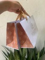 Sac de shopping en papier blanc avec logo vintage personnalisé, poignée en bois, emballage de luxe pour boutique de vêtements, bijoux, cadeaux