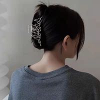 Große geometrische Haarklammer aus galvanisiertem Silbermetall für Damen, geeignet zum Baden und als Kopfschmuck.
