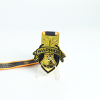 Médaille de récompense sportive en alliage de zinc électroplaqué personnalisé en forme de bouclier 3D avec ruban imprimé UV pour compétition de football