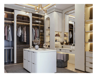 Système de dressing de luxe élégant blanc avec portes vitrées et éclairage LED pour dressing intégré
