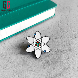 เข็มกลัดโลหะเคลือบแข็งลายสัญลักษณ์อะตอมแบบกำหนดเองจากโรงงาน ผลิตมานาน 12 ปี ของขวัญสำหรับนักฟิสิกส์ - Product Image 6