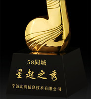 Trophée en cristal 3D en forme de note de musique avec microphone, design stéréoscopique poli pour l'honneur des chanteurs, avec base trapézoïdale noire brillante