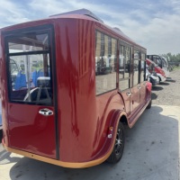 Voiture de tourisme vintage électrique 8 places et bus à la mode Couleurs tendances pour les sites pittoresques et les centres de villégiature