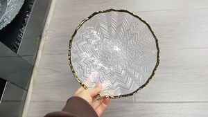 Assiettes de présentation en verre argenté de 13 pouces avec un design rond élégant et un motif personnalisé pour les événements festifs, mariages et services de table. - Product Image 3