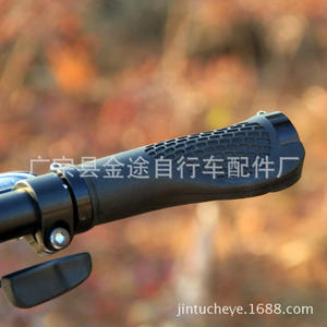 Poignées de guidon de vélo en caoutchouc verrouillables de 22,2 mm pour VTT, design ergonomique avec extrémités en aluminium bleu - Product Image 2