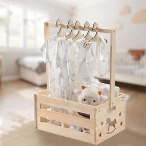 Cintre en bois écologique pour vêtements de nouveau-né, type crochet, pour placard de bébé et idéal comme cadeau - Product Image 3
