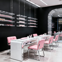 Comptoirs de maquillage, vitrines et aménagement intérieur d'une boutique de cosmétiques moderne.