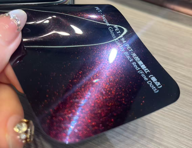 สีดำกาแล็กซี่เงางามพิเศษ แดง (ลายจุดเล็ก)