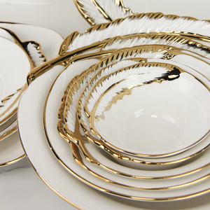 <span class=keywords><strong>Service</strong></span> de vaisselle de luxe <span class=keywords><strong>en</strong></span> céramique et <span class=keywords><strong>porcelaine</strong></span> arabe, motif plumes <span class=keywords><strong>en</strong></span> relief, bord doré, qualité alimentaire, pour 7 à 9 personnes - Product Image 4