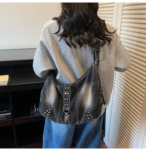 Bolso de Hombro Vaquero Estilo 2026, Bolso <span class=keywords><strong>Bandolera</strong></span> de Mezclilla Retro de Gran Capacidad con Remaches para Mujer - Product Image 5