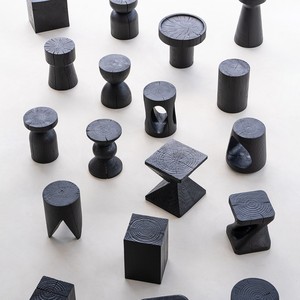 Tavolino <span class=keywords><strong>da</strong></span> Caffè e Sgabello Basso <span class=keywords><strong>in</strong></span> <span class=keywords><strong>Legno</strong></span> Massello Carbonizzato Nero Stile Wabi-Sabi Sanji, Arredamento per Soggiorno <span class=keywords><strong>in</strong></span> <span class=keywords><strong>Legno</strong></span> <span class=keywords><strong>Naturale</strong></span> - Product Image 1