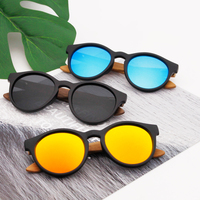 Style durable : Lunettes de soleil noires à monture ronde avec branches en bois véritable et verres polarisés UV400