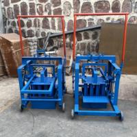 Machine à former des blocs de briques en béton et ciment, équipée de moules, produite aux Maldives pour les équipements de construction