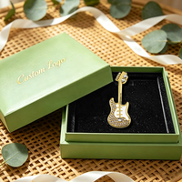 Badge personnalisé en métal plaqué avec strass de luxe pour guitare, épinglette émaillée musicale sur mesure pour la vente en gros