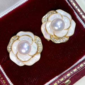 Orecchini a lobo con fiore dorato e perla sintetica incastonata a castone per gioielli da sposa da donna - Product Image 3