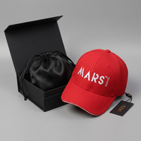 Gorra de Béisbol Premium de 6 Paneles en Sarga de Algodón Roja Estructurada con Visera Blanca Tipo Sandwich, Logotipo 3D Personalizado Bordado, Ajustable, para Hombre