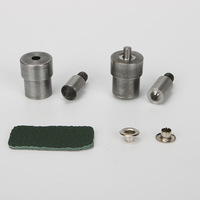 Un moule spécial frappé et pressé à la main pour les boutons à œillets métalliques utilisés dans les vêtements, tels que les œillets floraux.