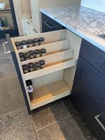 Organisateur de tiroir à épices sur mesure en noyer et blanc pour armoire de cuisine Vermont avec bloc porte-couteaux et bocaux étiquetés