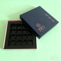 Boîtes personnalisées de luxe haut de gamme carrées faites à la main avec coussin rigide, logo en or rose gaufré, couleur personnalisée, laminage mat
